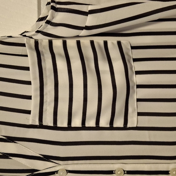 Express Portofino Sleeveless Blouse - Picture 3 of 4